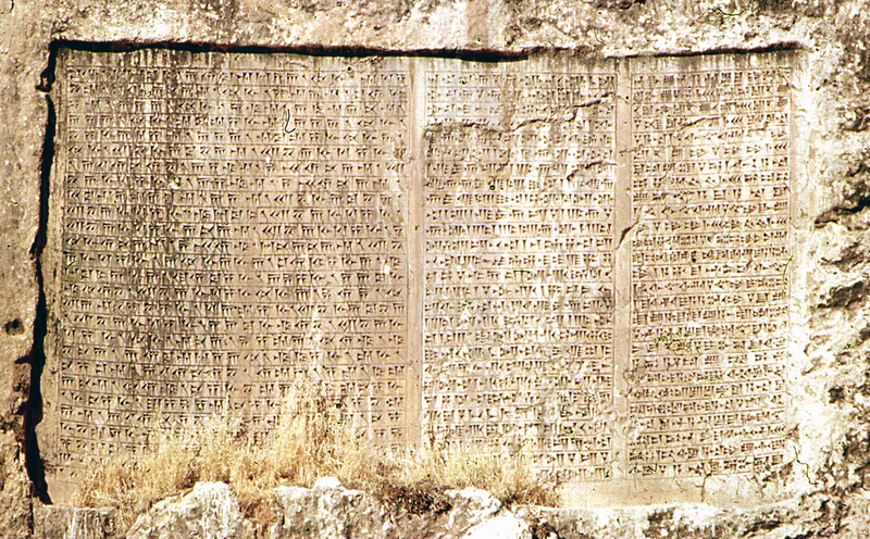 Ejemplo de escritura cuneiforme sobre un bloque de piedra en Turquía. Siglo V antes de Cristo. Hoy muy pocos saben qué quiere decir.